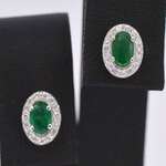 Witgouden oorbellen met diamanten en smaragd