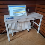 Opstelling met tafel, computer en verwarming