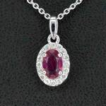 Witgouden entourage hanger met diamanten en robijn, excl. ketting