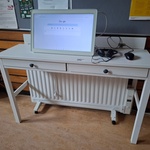 Opstelling met tafel, computer en verwarming