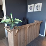Houten balie met 1x bureaustoel