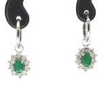 Witgouden oorhangers met natuurlijke diamanten en smaragden