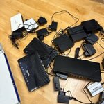 Ca. 30x Gigabit Switches, Monitor kastjes, Logitech Speakerset met SUB