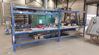 Stelling/werkbank met inhoud