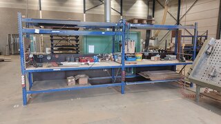 Stelling/werkbank met inhoud
