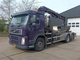 Vrachtwagen VOLVO, FM 330 EEV 6X2 met laadkraan en haakarm, bouwjaar 2