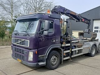 Vrachtwagen VOLVO, FM 330 EEV 6X2 met laadkraan en haakarm, bouwjaar 2