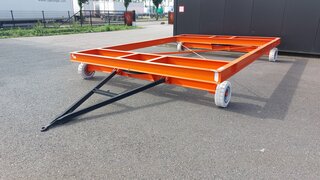 Zwaar materiaal transportwagen op massieve banden