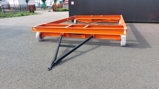 Zwaar materiaal transportwagen op massieve banden