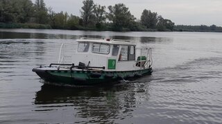 (Locatie Nationaal Park De Biesbosch) Werkboot met 15pk buitenboordmot