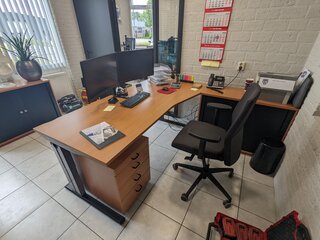 Werkopstelling met kantoorkast