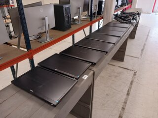 8x Monitor met 4x dubbele monitorarm