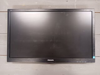 8x Monitor met 4x dubbele monitorarm