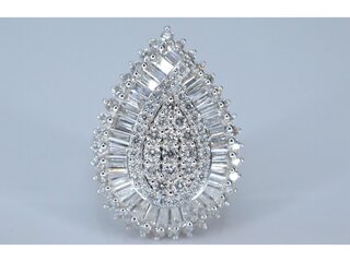 Exclusieve witgouden druppelvormige entourage ring met diamanten