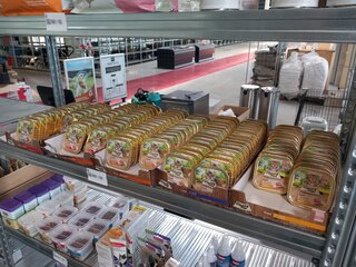 Ca. 122x Nat kattenvoer bakjes Stuzzy
