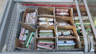 Partij hondenvoeding in vrieskist Runner