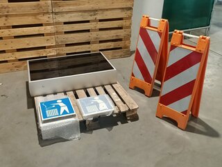 3x Tegel asbaktegel, 2x barricade bord en LED bak