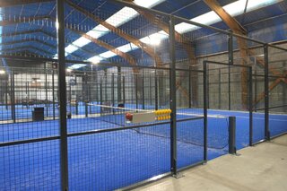 Gehele inventaris indoor sportcentrum o.a. padelbanen, tafelvoetbaltaf