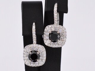 Witgouden entourage oorbellen bezet met witte en zwarte diamanten