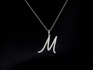 Halsketting met echte natuurlijke diamanten in de letter M