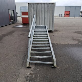 Trap verzinkt met bordes lengte 4,3 meter , verzinkt