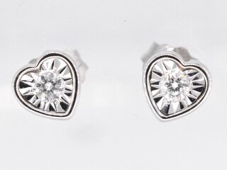 Witgouden oorbellen met een briljant geslepen diamant in hartvorm