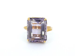 Gouden ring met een amethist