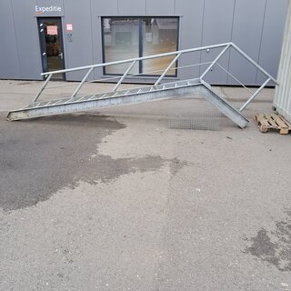 Trap verzinkt met bordes lengte 4,3 meter , verzinkt