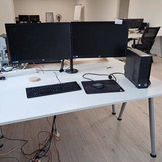 Computer met 2x beeldscherm HP, AOC, TPC-F125-SF, core i5 9th Gen