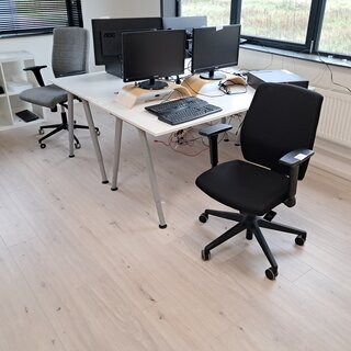 2x Bureau met 2x bureaustoel