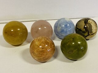 6x Edelstenenbollen in houten bak