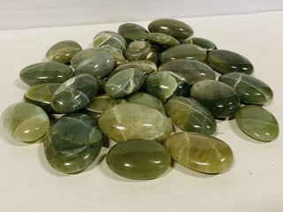 Ca. 30x Maansteen groen handsteen, groen