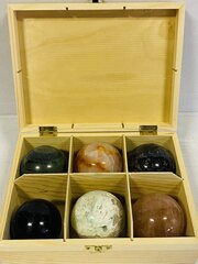6x Edelsteenbollen in houten bak