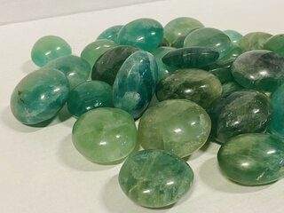 Ca. 34x Fluoriet groen handsteen, groen
