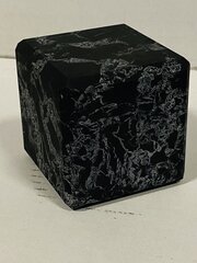 Maksovsky kubus (Shungiet met kwarts), zwart/wit