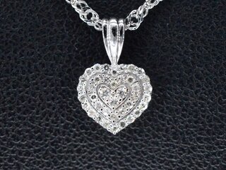 Witgouden hartvormige hanger met diamanten