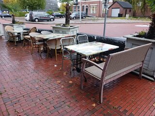 3x Terrastafel met 8x terrasstoelen, 1x zitbank