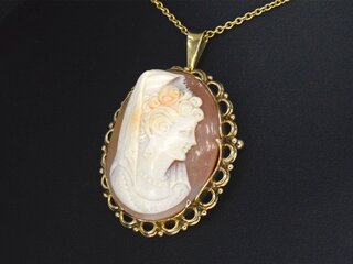 Gouden hanger met camee