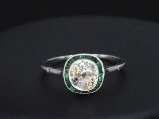 Zeer gewilde platina art-deco ring met diamant en smaragden
