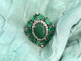 Bijzondere ring met natuurlijke edelstenen en diamant