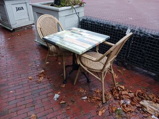 3x Terrastafel met 8x terrasstoelen, 1x zitbank