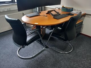 Bureau met 2x stoel en kantoorkast