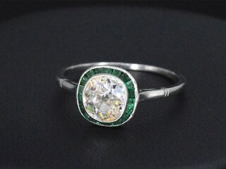 Zeer gewilde platina art-deco ring met diamant en smaragden