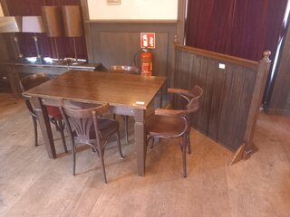 Cafétafel met 4x cafestoel en afscheidingswand