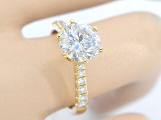 Gouden ring met een briljant geslepen diamant van 3.00 carat