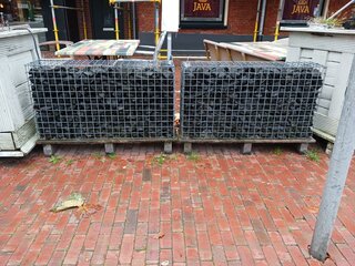 2x Steenkorf op houten onderstel