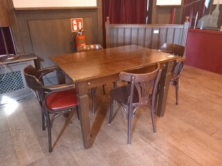 Cafétafel met 4x cafestoel en afscheidingswand