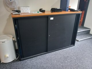 Bureau met 2x stoel en kantoorkast