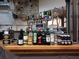 Assortiment wijn, bier en sterke drank o.a. Hooghoudt, Coebergh, Willi
