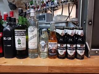 Assortiment wijn, bier en sterke drank o.a. Hooghoudt, Coebergh, Willi